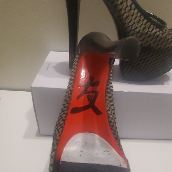 Custom Platform Stiletto Peep toe w Painted bottom - Picture 2 of 8